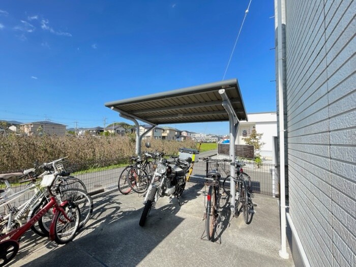 物件外観写真4　(駐輪場)