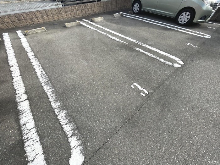 物件外観写真3　(駐車場)