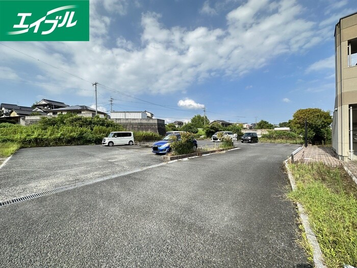 物件外観写真2　(駐車場)