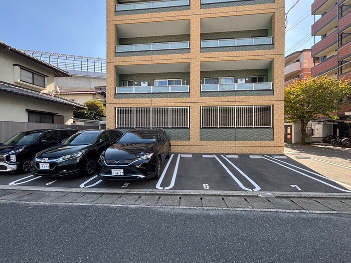 物件外観写真3　(駐車場)