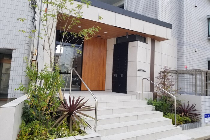 物件外観写真2　(エントランス部分)