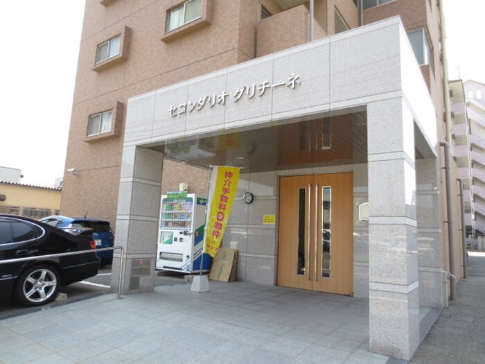 物件外観写真2　(エントランス部分)