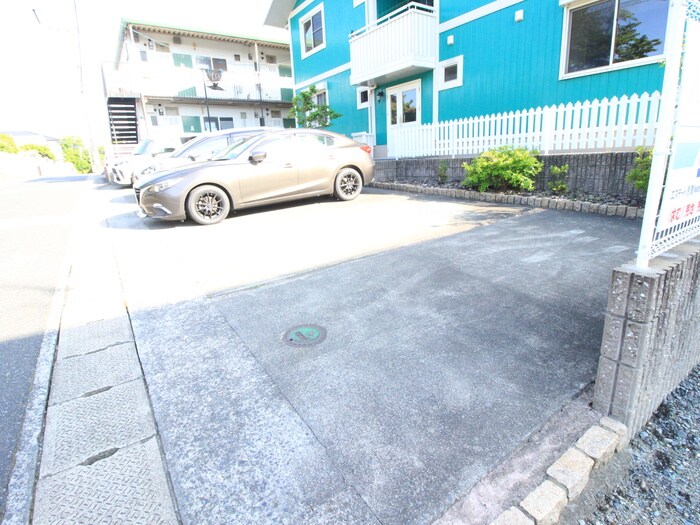 物件外観写真3　(駐車場)