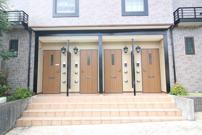 物件外観写真3　(エントランス部分)