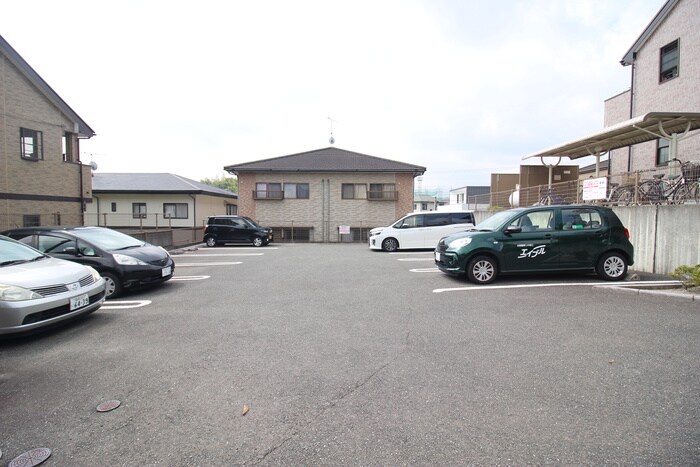 物件外観写真4　(駐車場)
