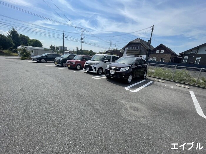 物件外観写真3　(駐車場)