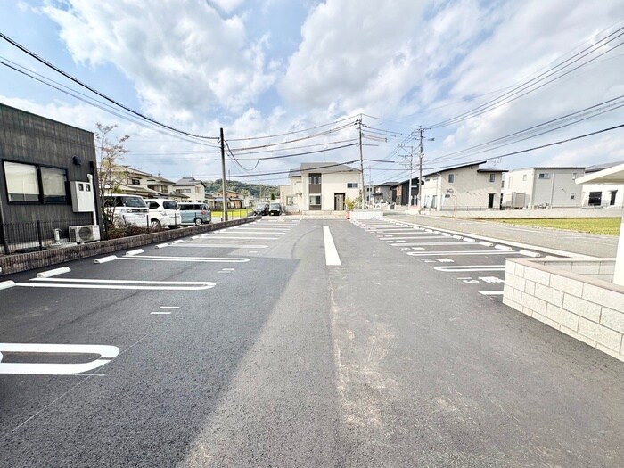 物件外観写真3　(駐車場)