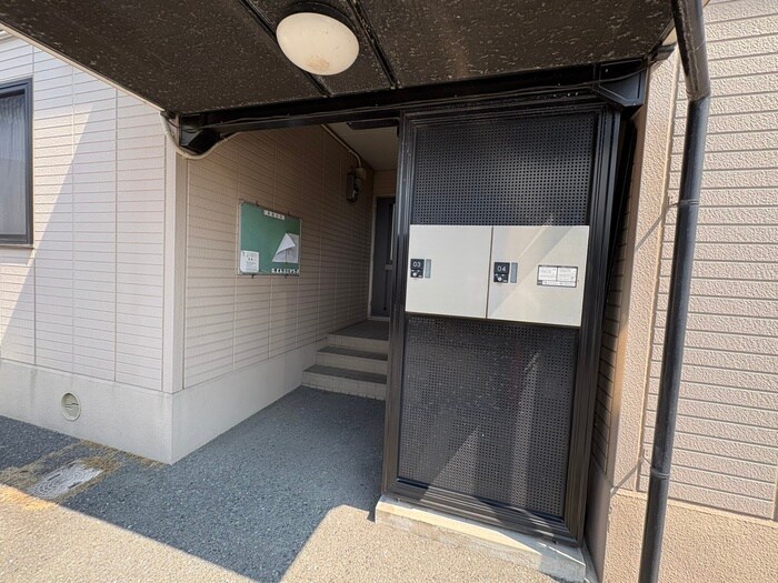 物件外観写真4　(エントランス部分)