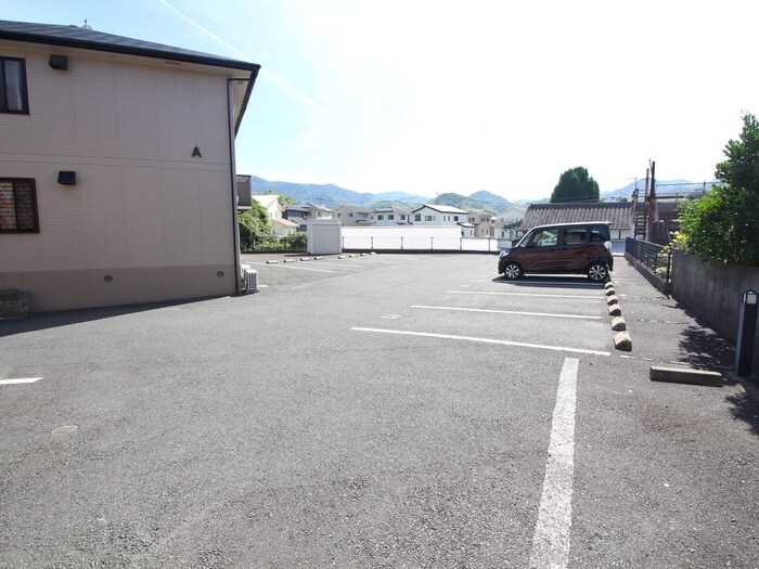 物件外観写真5　(駐車場)