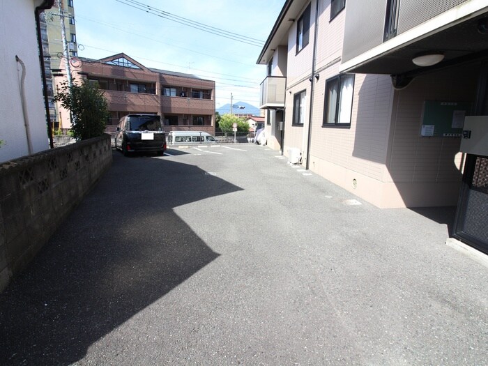 物件外観写真6　(駐車場)