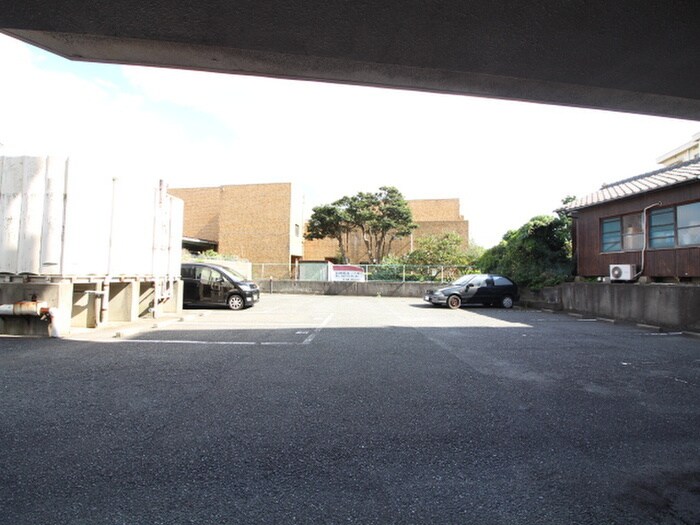 物件外観写真3　(駐車場)