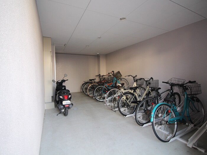 物件外観写真4　(駐輪場)