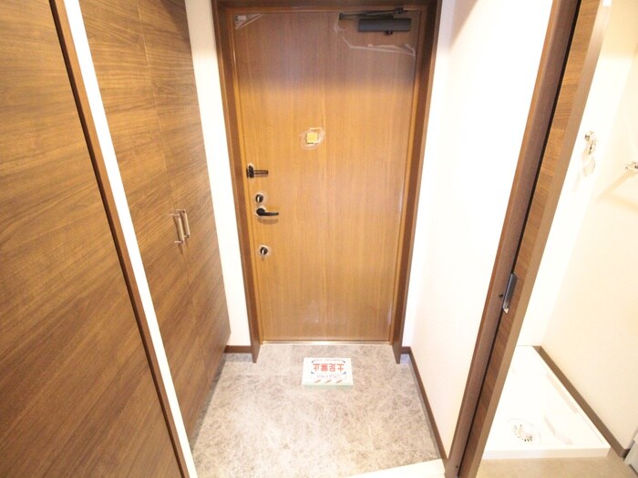 物件内観写真12　(玄関)