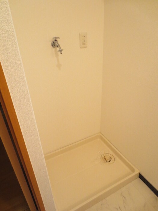 物件内観写真16　(洗濯機置場)