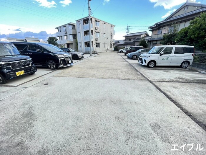 物件外観写真2　(駐車場)