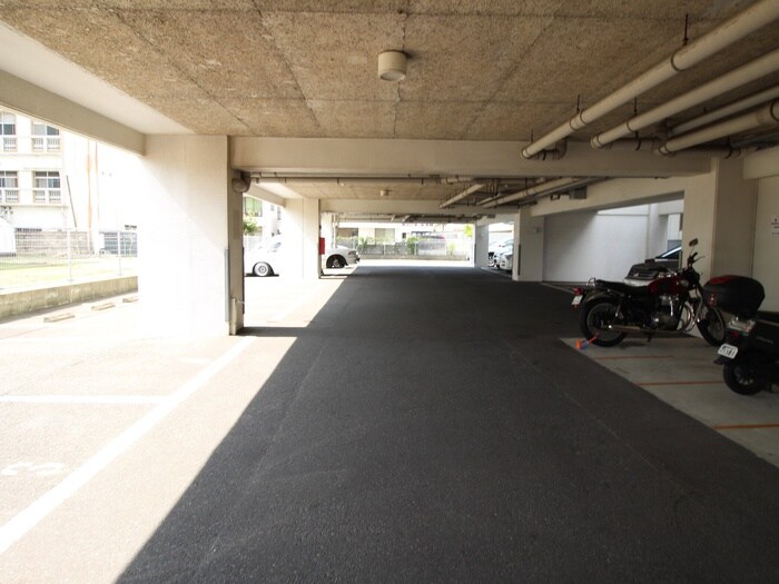 物件外観写真6　(駐車場)