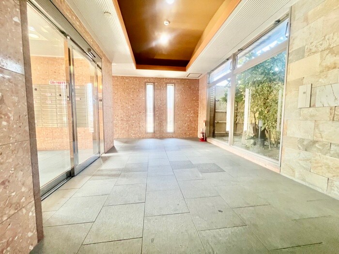 物件外観写真5　(エントランス部分)