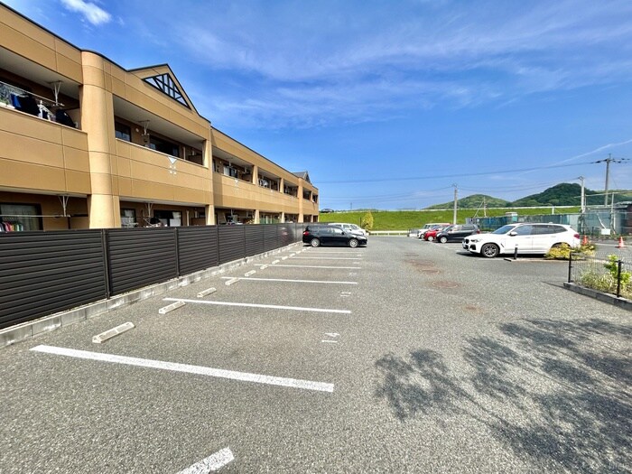 物件外観写真2　(駐車場)