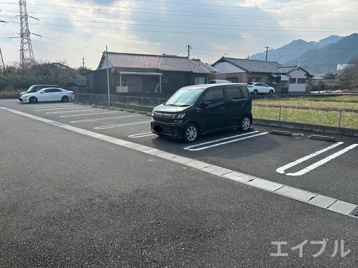 物件外観写真2　(駐車場)