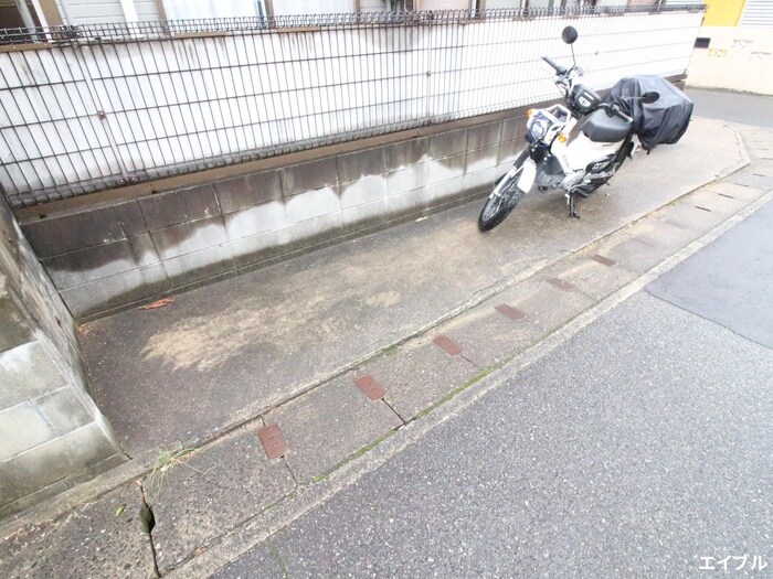 物件外観写真4　(駐輪場)