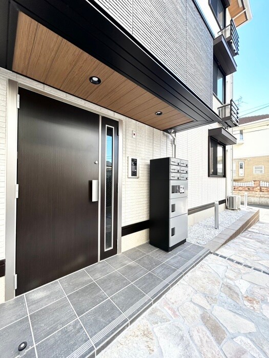 物件外観写真3　(エントランス部分)