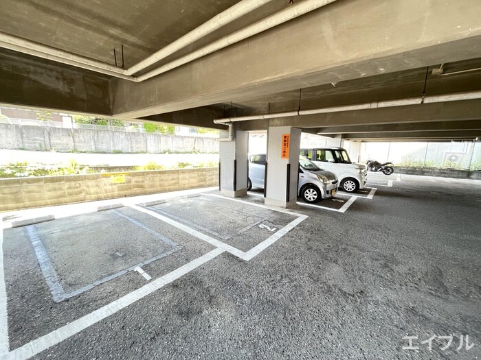 物件外観写真3　(駐車場)