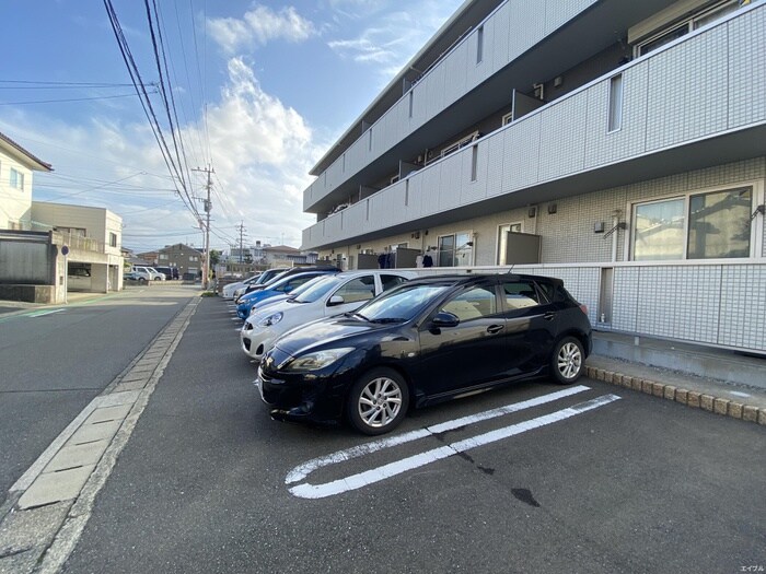 物件外観写真3　(駐車場)