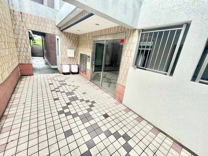 物件外観写真2　(エントランス部分)
