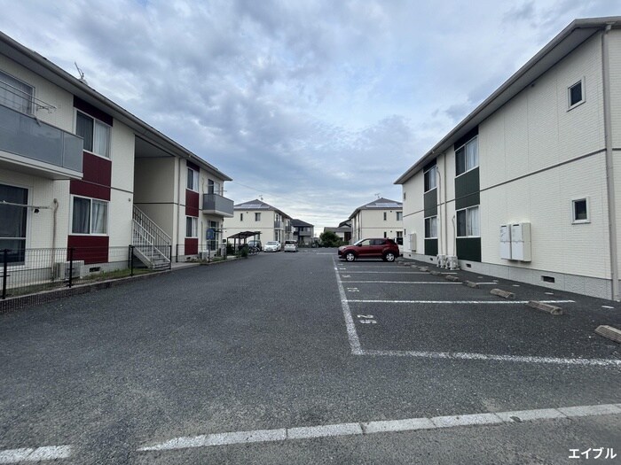 物件外観写真2　(駐車場)