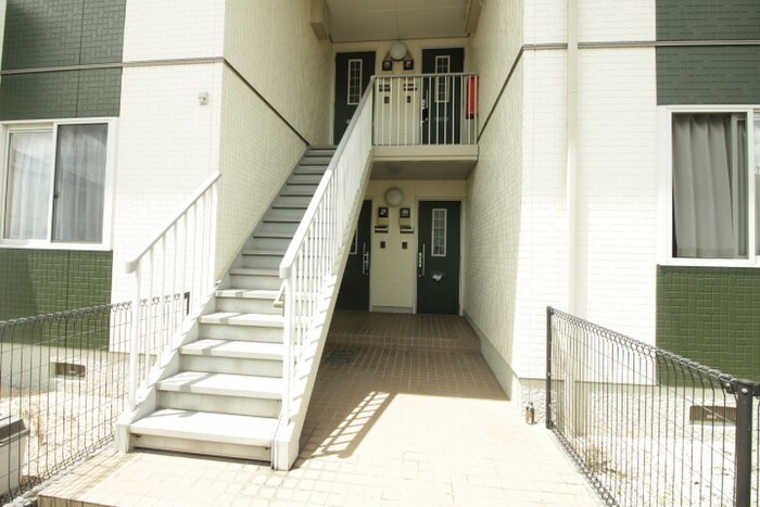 物件外観写真5　(エントランス部分)