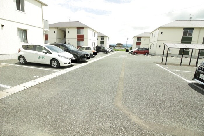 物件外観写真6　(駐車場)
