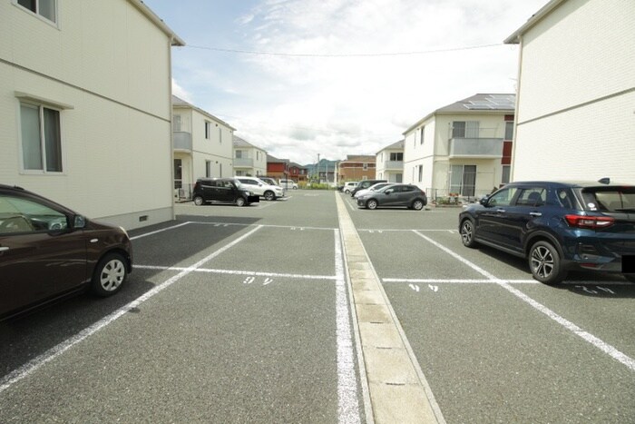 物件外観写真6　(駐車場)