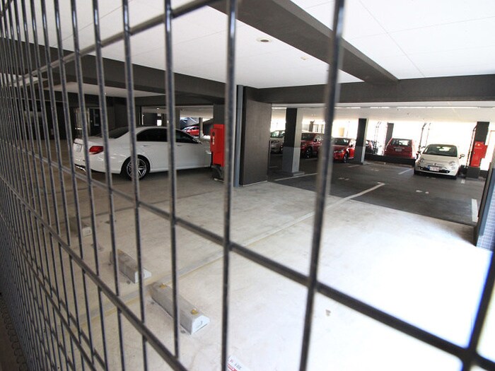 物件外観写真6　(駐車場)