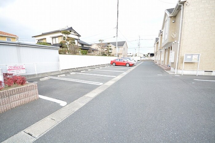 物件外観写真2　(駐車場)