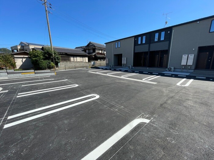 物件外観写真2　(駐車場)