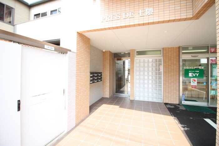 物件外観写真3　(エントランス部分)