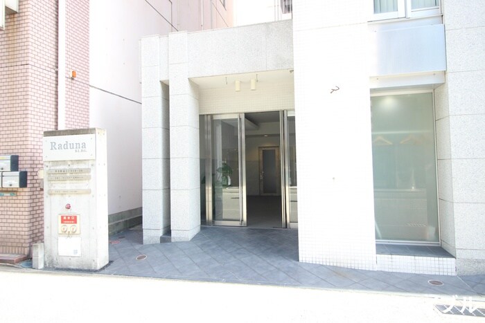 物件外観写真2　(エントランス部分)