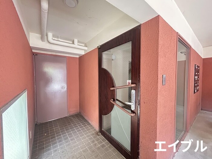 物件外観写真3　(エントランス部分)