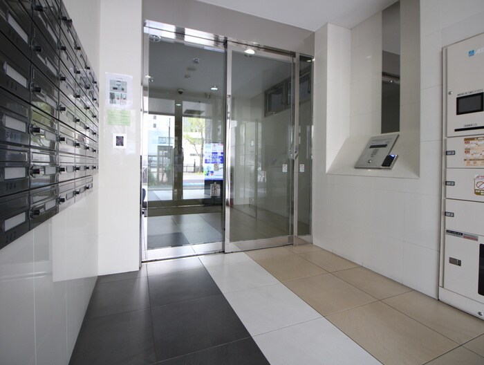 物件外観写真2　(エントランス部分)