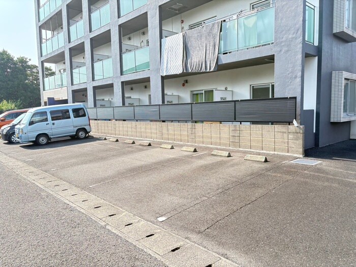 物件外観写真2　(駐車場)