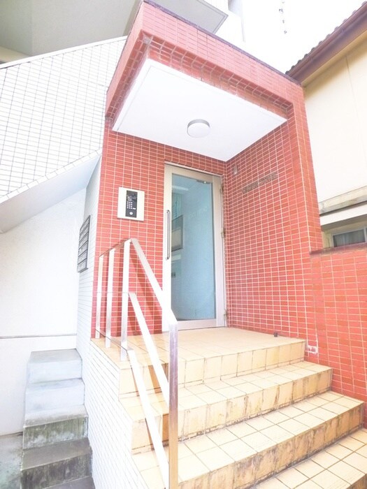 物件外観写真2　(エントランス部分)
