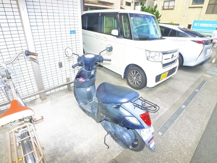 物件外観写真3　(バイク置き場)