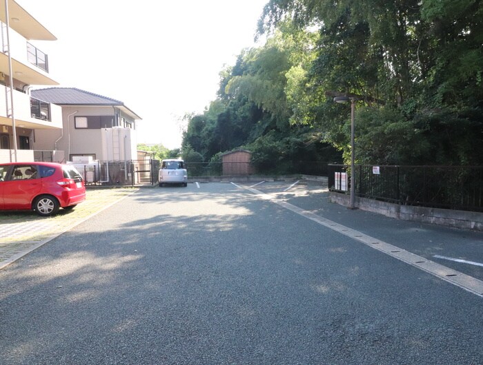 物件外観写真4　(駐車場)