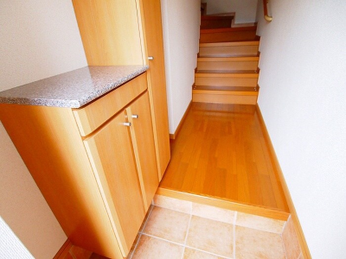 物件内観写真8　(玄関)