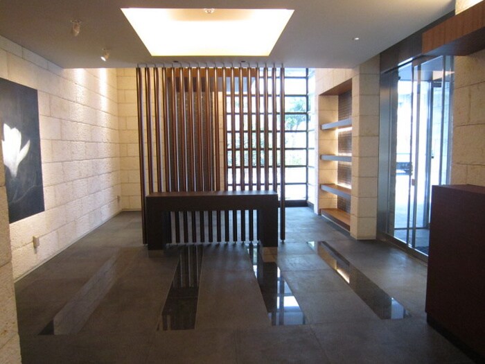 物件外観写真4　(エントランス部分)