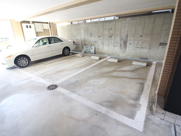 物件外観写真4　(駐車場)