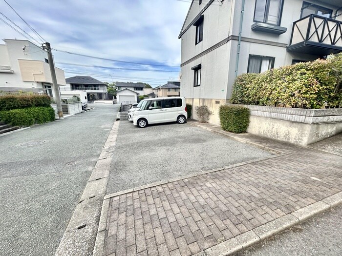 物件外観写真2　(駐車場)