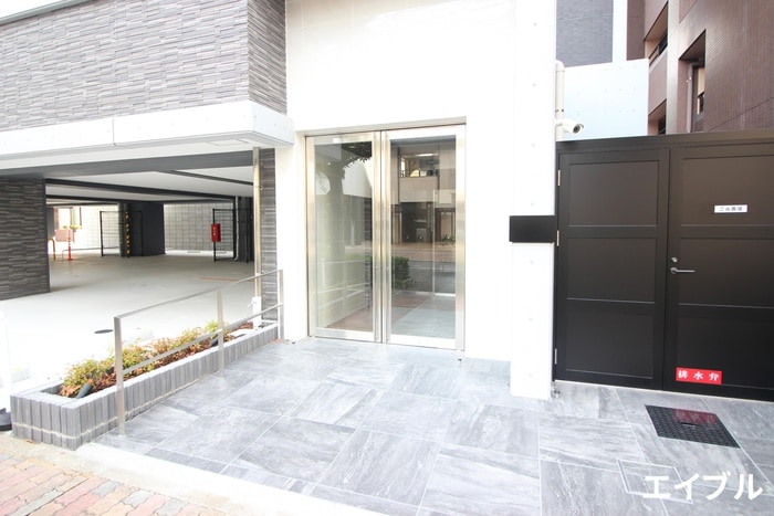 物件外観写真2　(エントランス部分)