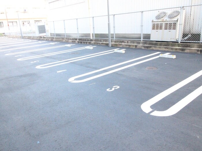 物件外観写真2　(駐車場)