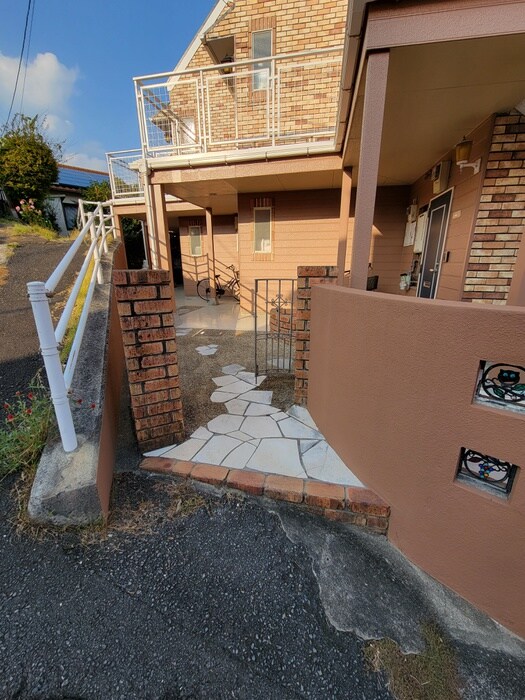 物件外観写真2　(エントランス部分)